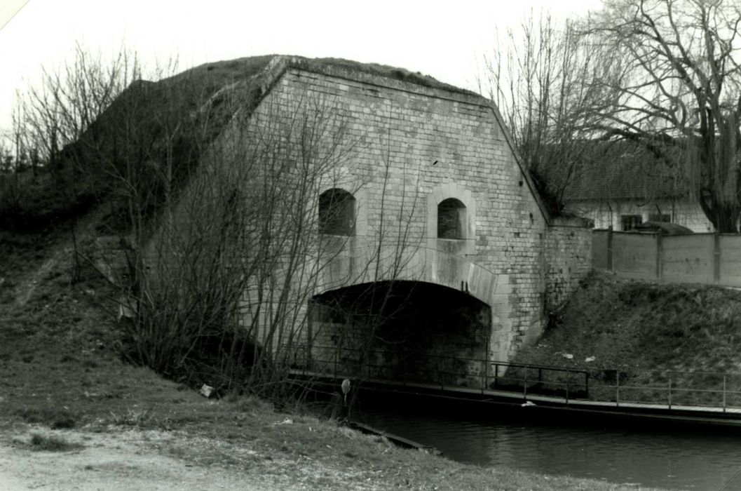 vue générale du pont canonnière sur le canal au nord de l’enceinte