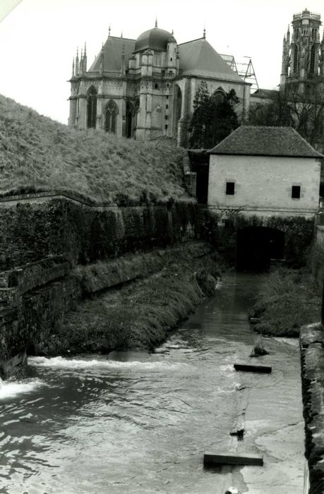 vue générale du bâtiment de sortie des eaux à l’est de l’enceinte à proximité du bastion n°45