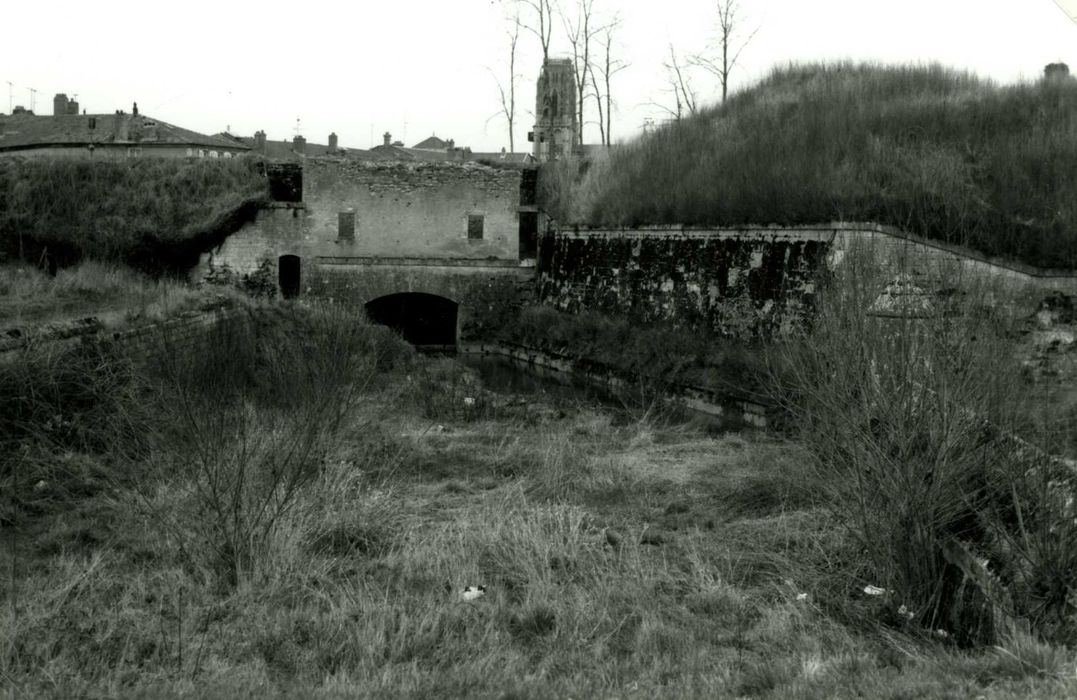 vue générale du bâtiment d’entrée des eaux au sud de l’enceinte à proximité du bastion n°38