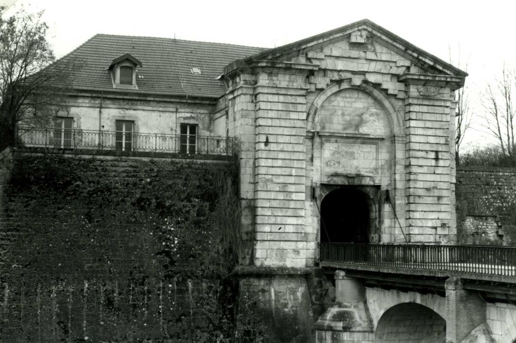 vue générale extra-muros de la porte de Metz