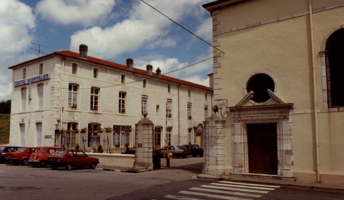 façade sur rue, vue partielle