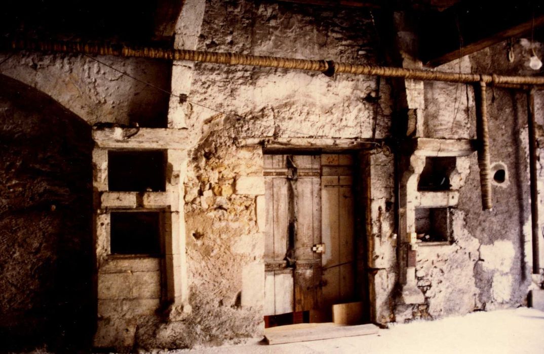 rez-de-chaussée, mur nord, emplacement de l’ancienne cheminée