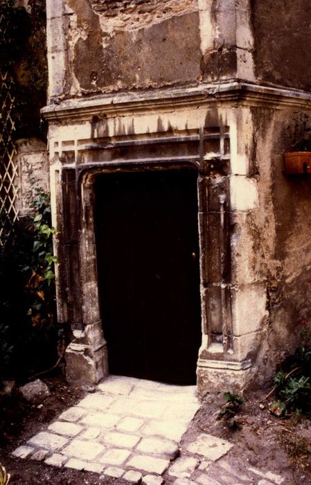 aile ouest, façade est sur cour, détail de la porte d’accès au logis