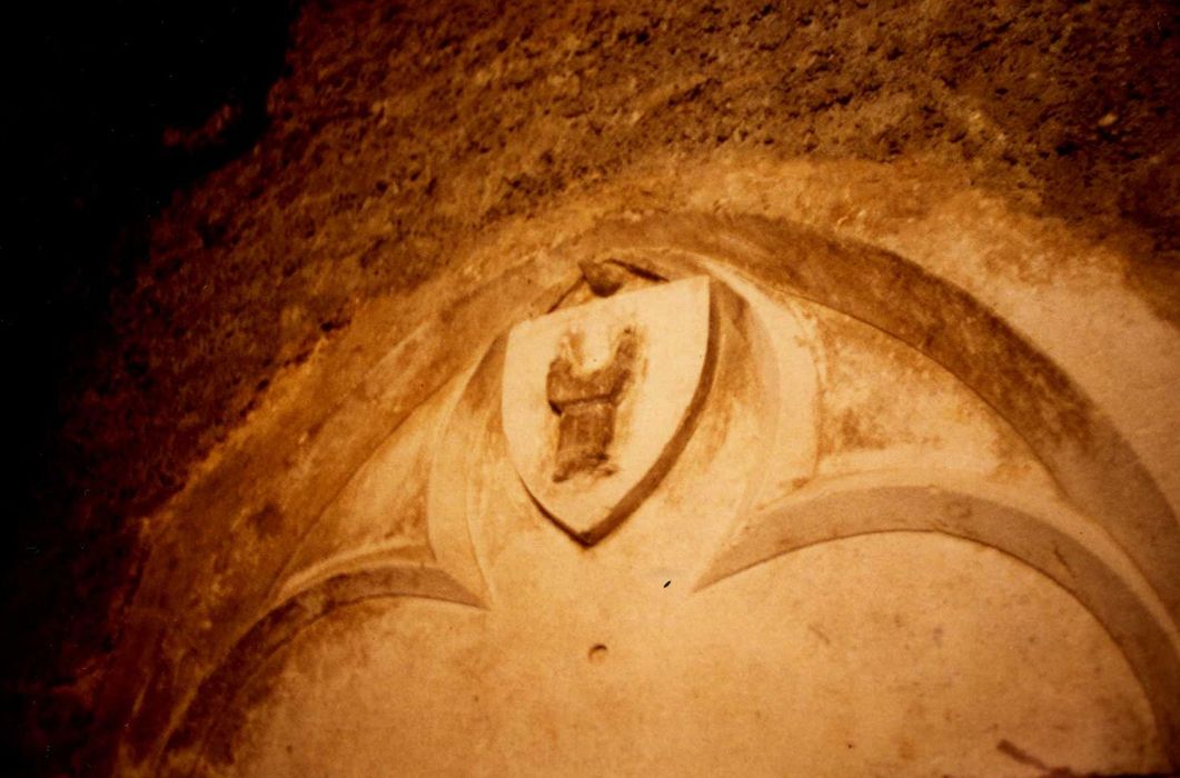 détail du tympan de la porte d’accès à la cave du bâtiment sur cour