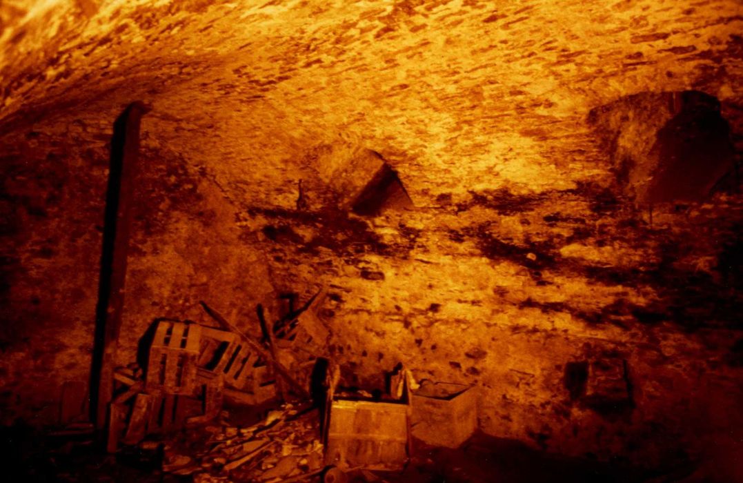 cave située sous le bâtiment ouest, vue partielle