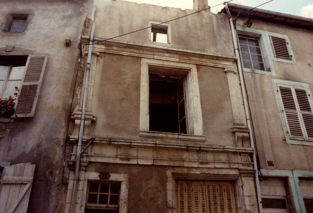 façade sur rue, vue partielle