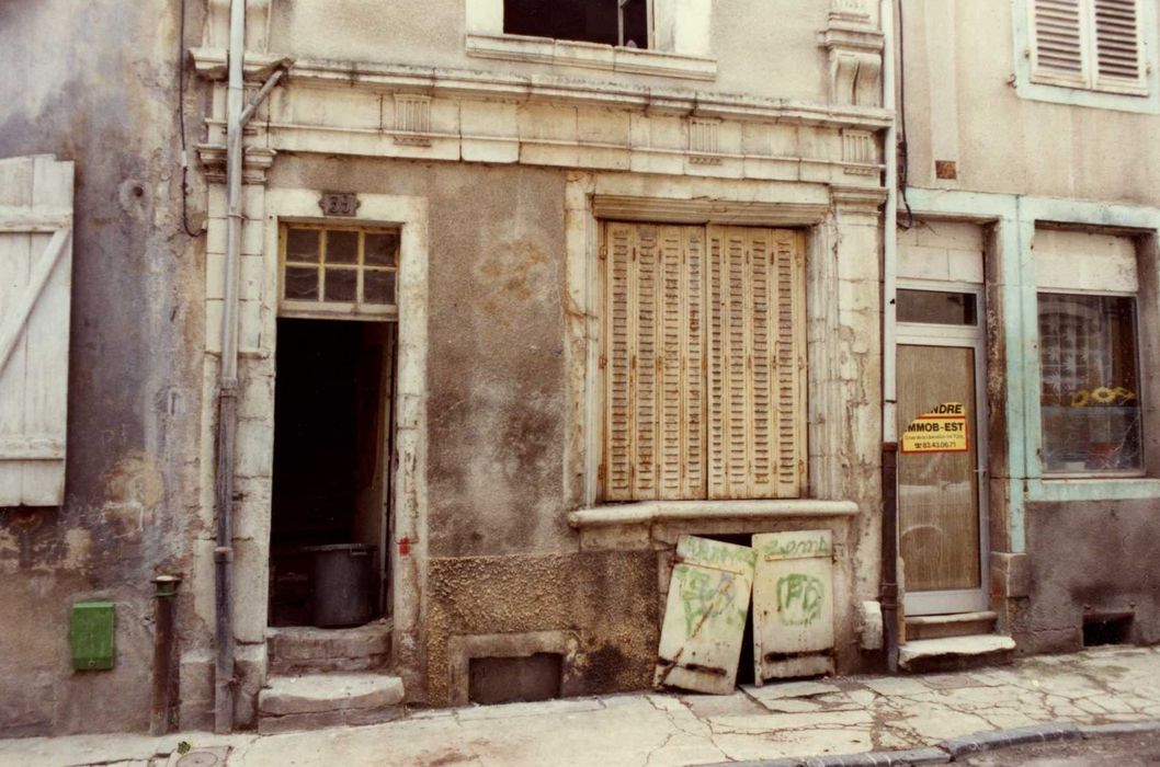 façade sur rue, vue partielle