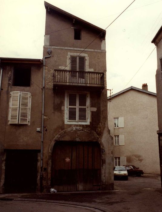 façade sur rue, vue partielle