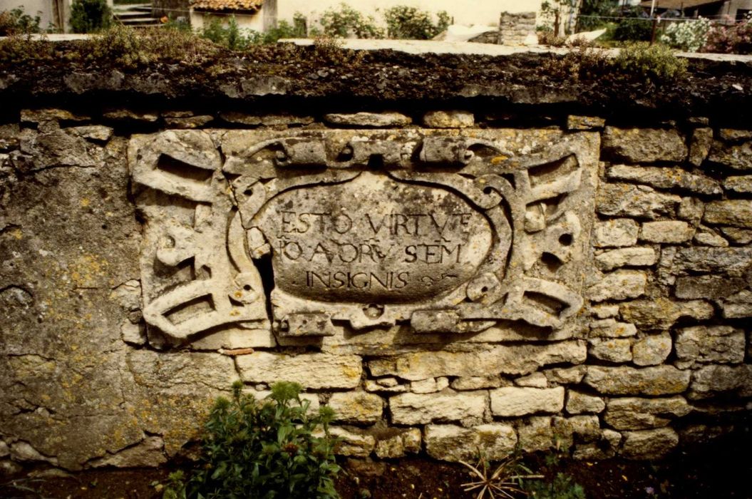 détail d’un élément lapidaire réemployé dans la murette du jardin