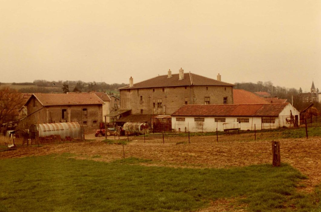 vue partielle de la ferme dans son environnement depuis le Nord-Ouest