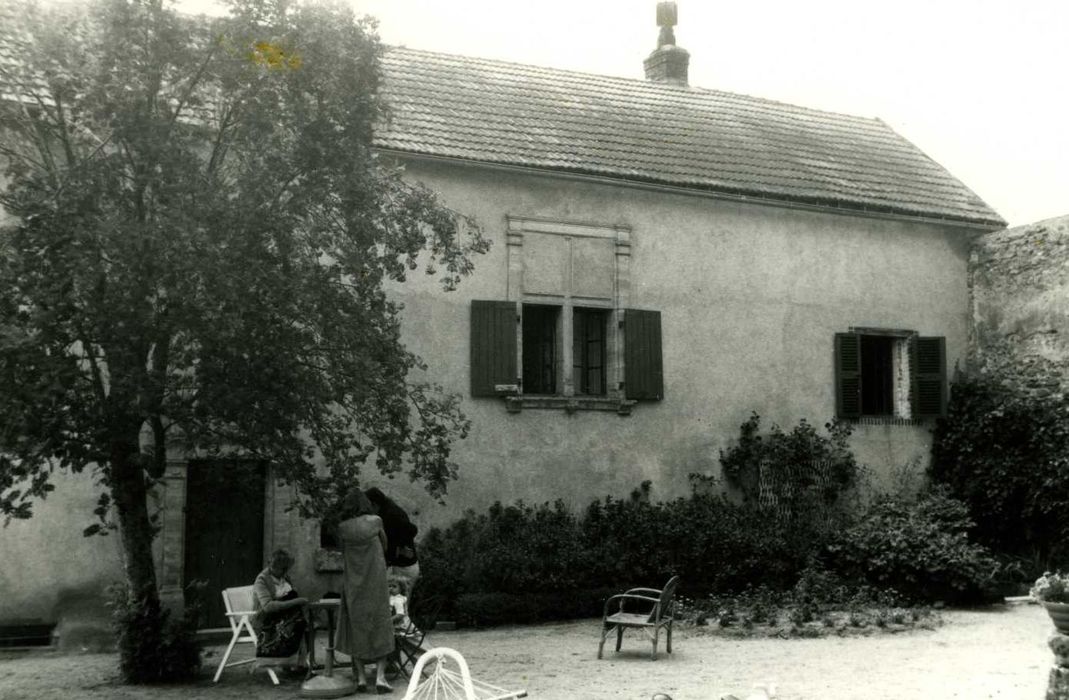 bâtiment sud, façade nord, vue partielle