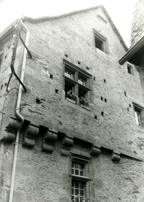 façade nord-est sur rue, vue partielle