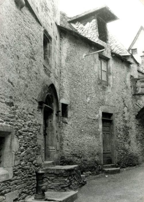 façade nord-est sur rue, vue partielle