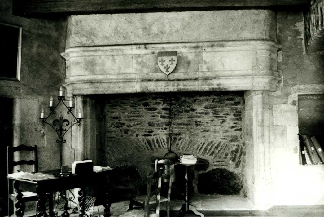 bureau du mairie, cheminée monumentale, vue générale