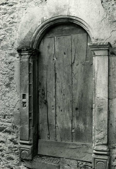 cour intérieure, détail de la porte d’accès