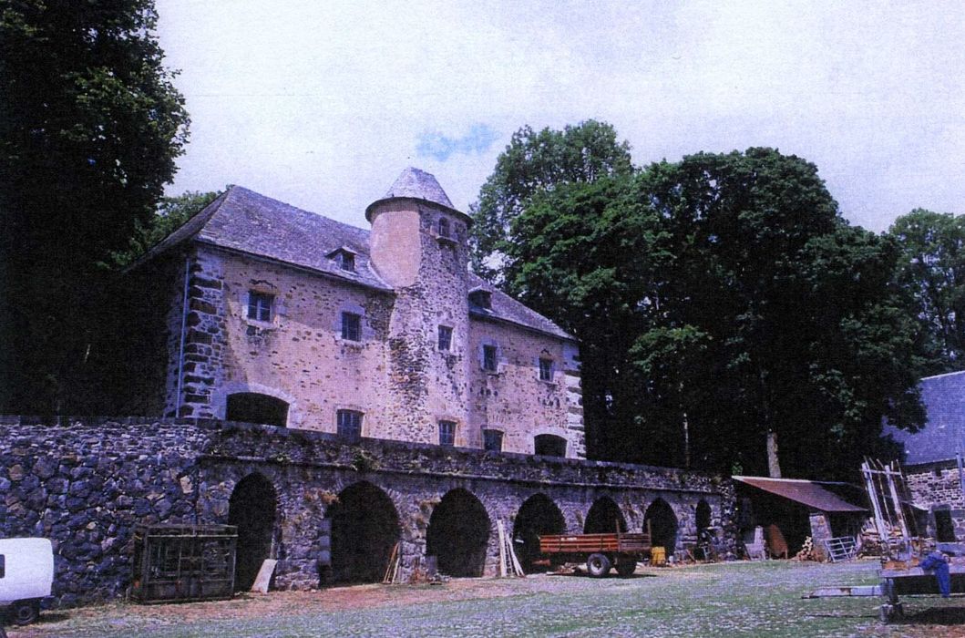 communs avec au rez-de-chaussée la cave à fromages, le garage et la bûchère, ensemble sud-est, vue générale