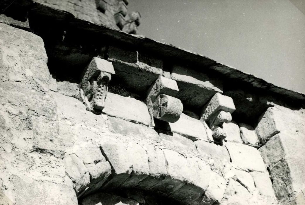 chapelle, détail des corbeaux sculptés