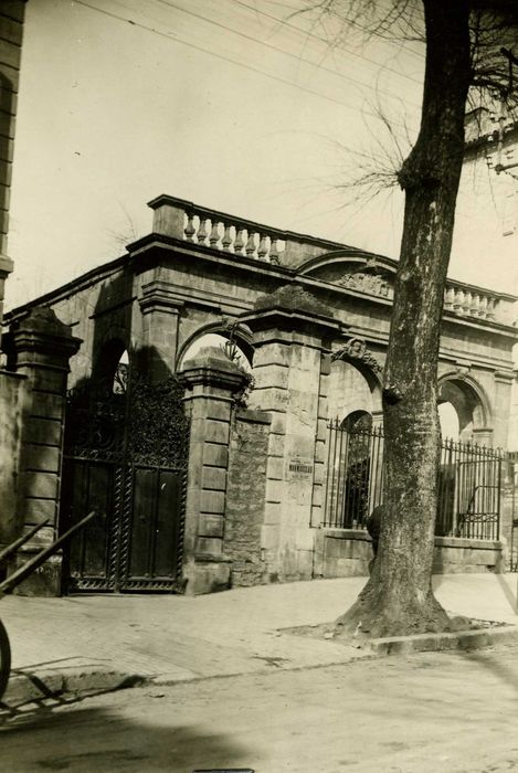 vue partielle du lavoir depuis la rue