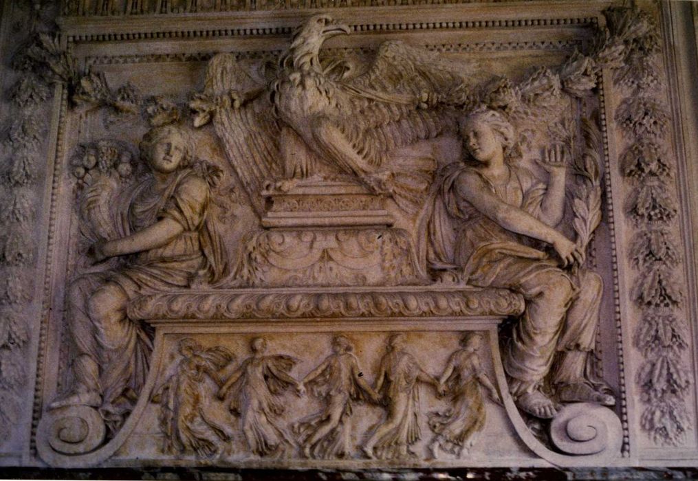 rez-de-chaussée, salon d’honneur, détail du haut-relief de la cheminée monumentale