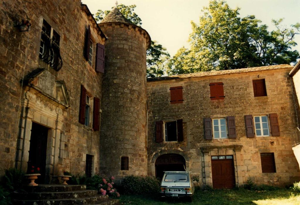 cour d’honneur, façade nord et façade est de l’aile en retour, vue générale