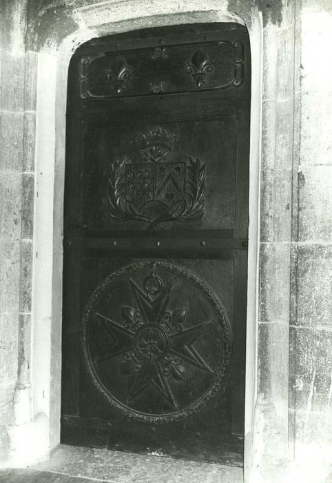 1er étage, détail du vantail de la porte d’accès à la chapelle