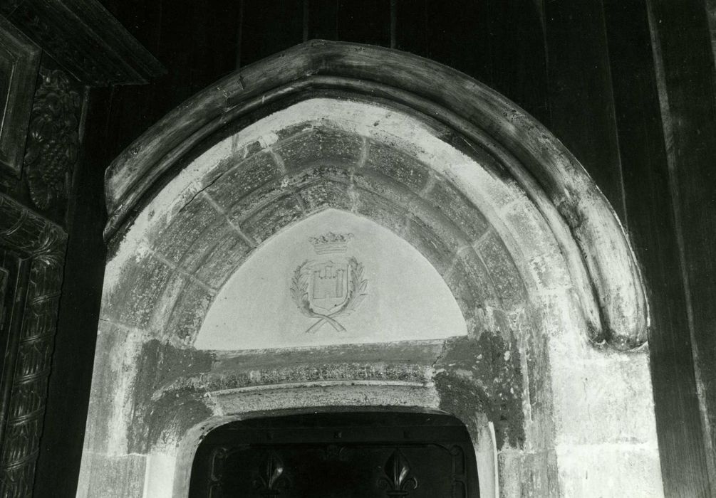 1er étage, détail du tympan de la porte d’accès à la chapelle