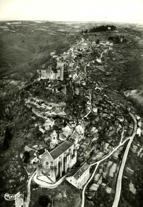 vue aérienne du village de Najac avec l’église Saint-Jean et le château