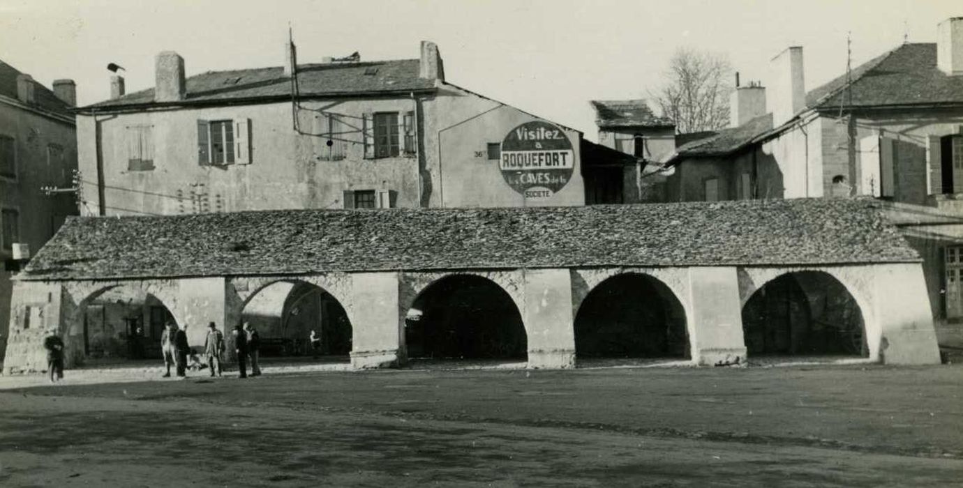 vue générale des halles dans leur environnement urbain depuis le Sud