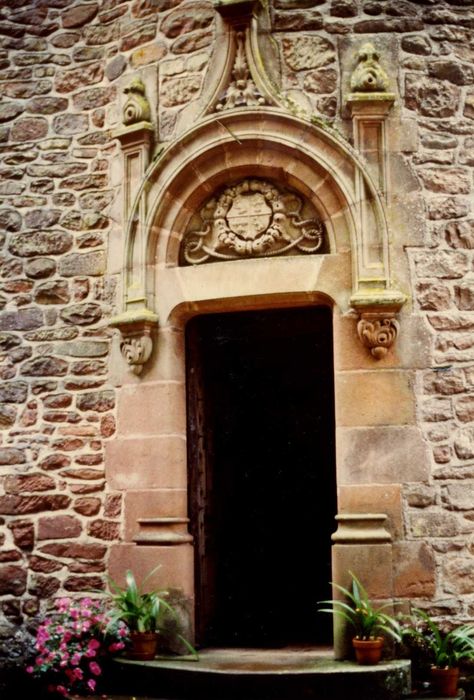 façade nord-ouest, porte d’accès à la tourelle d’escalier