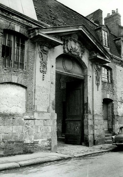 portail monumental d’accès sur cour, vue générale