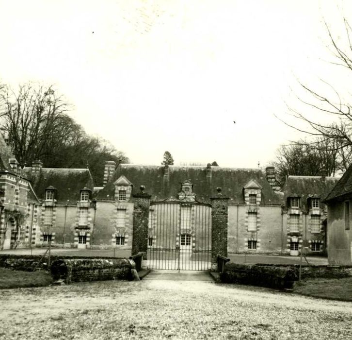 portail d’accès sur la cour d’honneur, vue générale