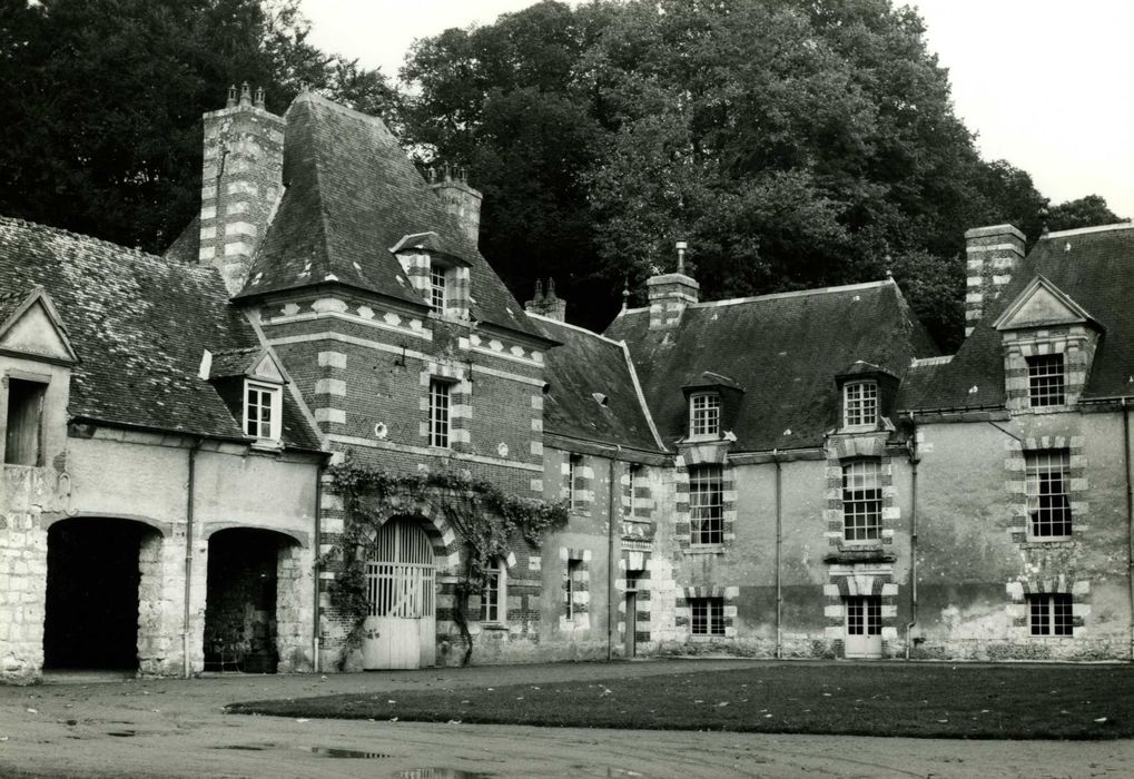 aile nord, façade sud sur la cour d’honneur, vue partielle