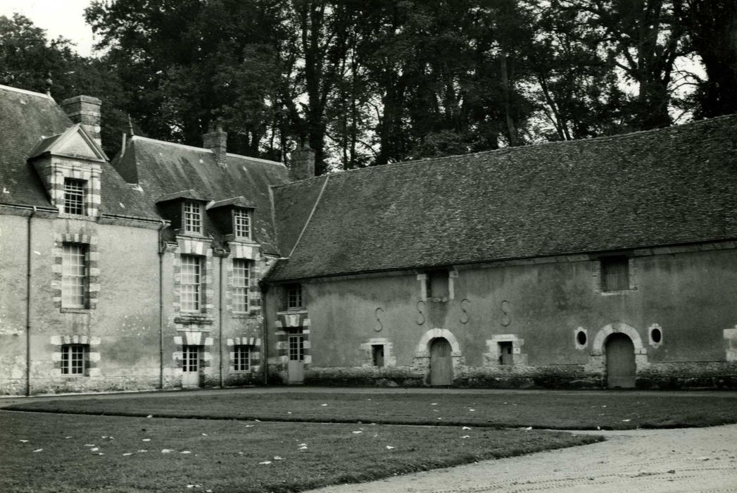 angle sud-est sur la cour d’honneur, façades nord et ouest, vue partielle