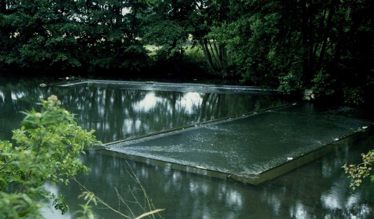 vue générale des bassins déversoirs, au centre le bassin de retenue