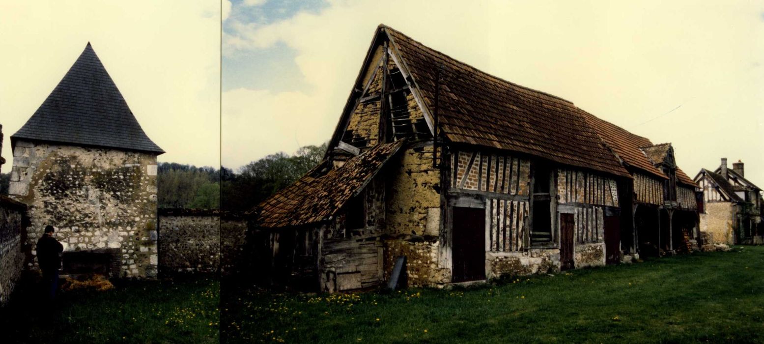 ensemble sud-est sur cour (porcherie et charretterie), vue générale