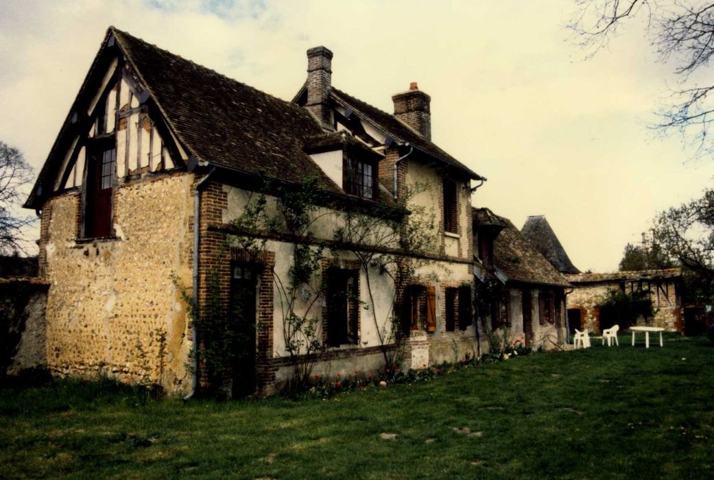 logis, façade sud-est, vue générale