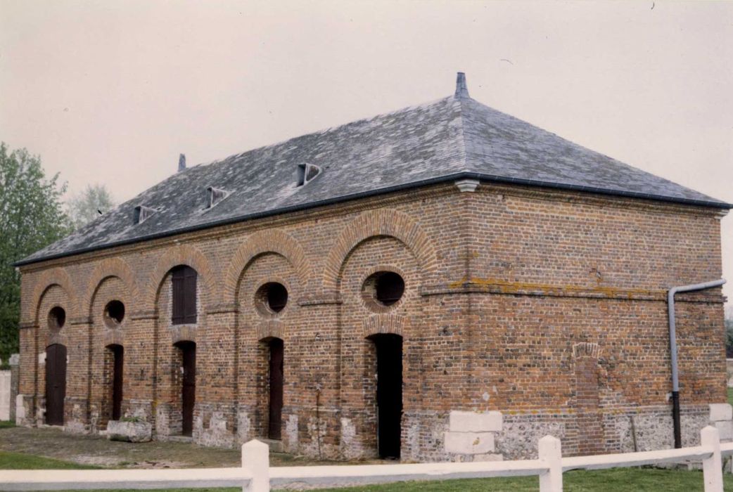 écuries-étables, façades sud et ouest, vue générale