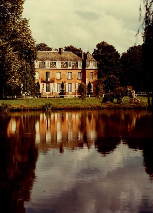 vue partielle du château dans son environnement depuis l’Ouest