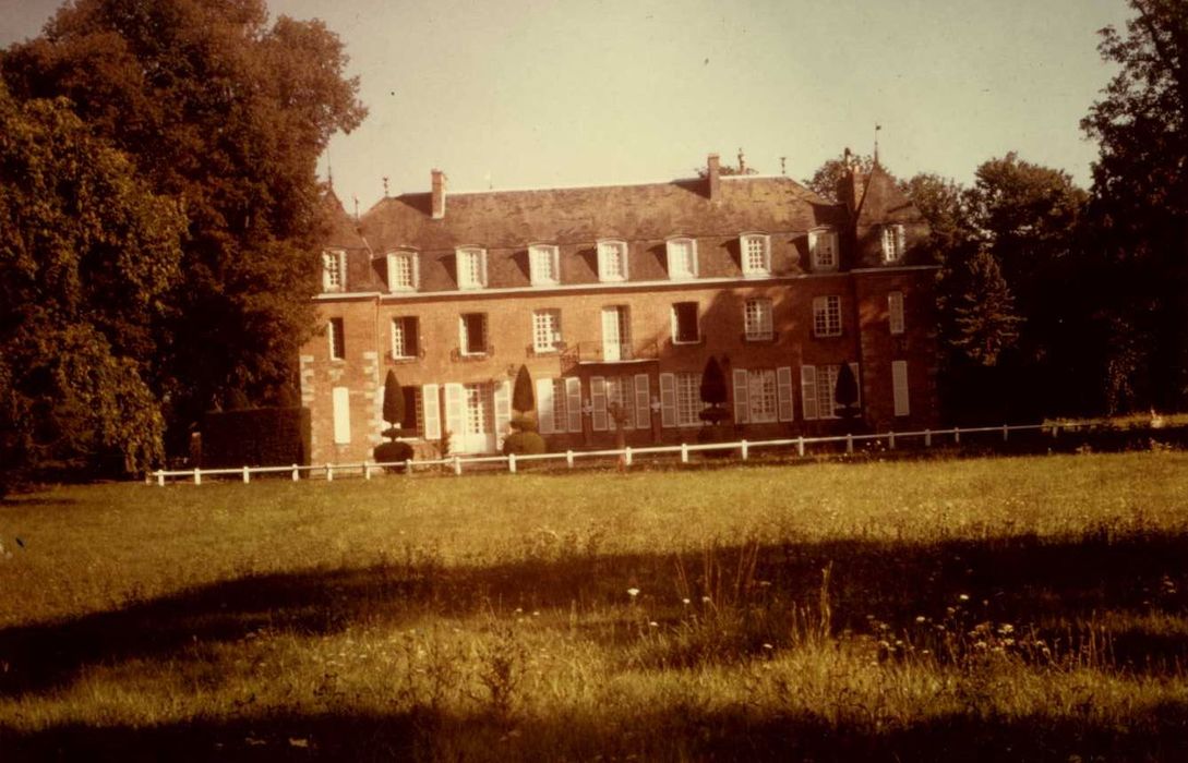 vue générale du château dans son environnement depuis l’Ouest