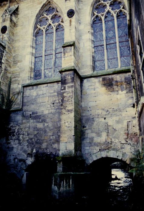 façade latérale nord-ouest, détail des arches supportant la nef sur le canal 