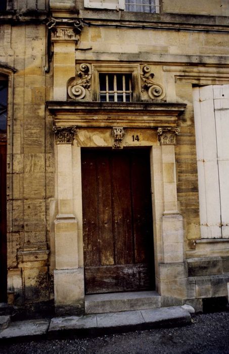 façade sur rue, porte d’accès, vue générale