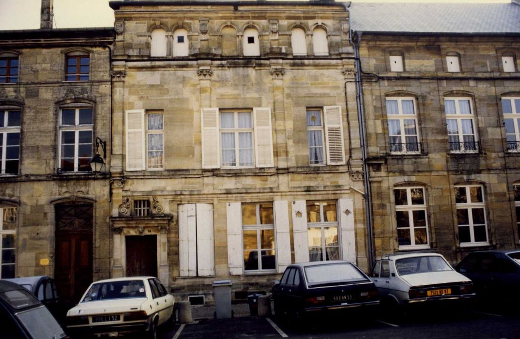 façade sur rue, vue générale