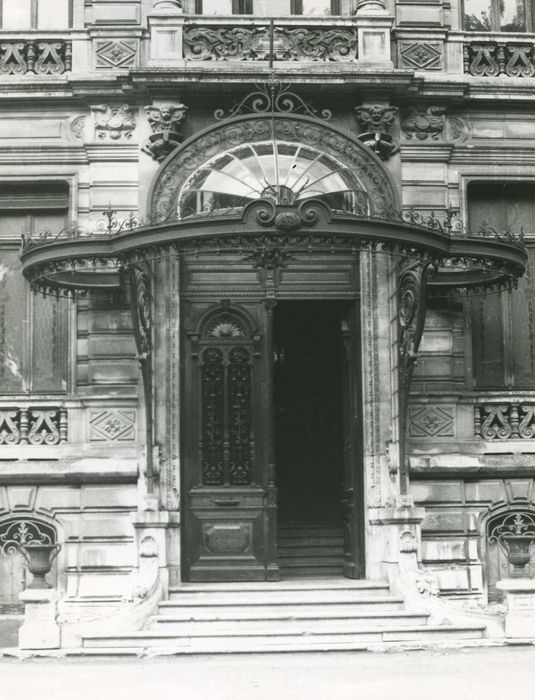 façade ouest, vue générale du portail d’accès