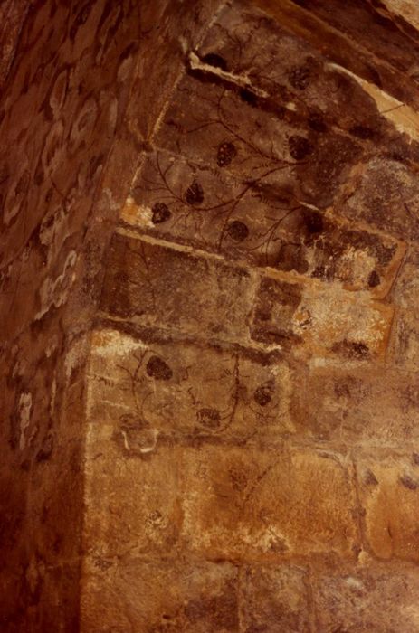 donjon, chambre de l’abbé, fenêtre sud, détail des peintures monumentales décoratives de l’embrasure