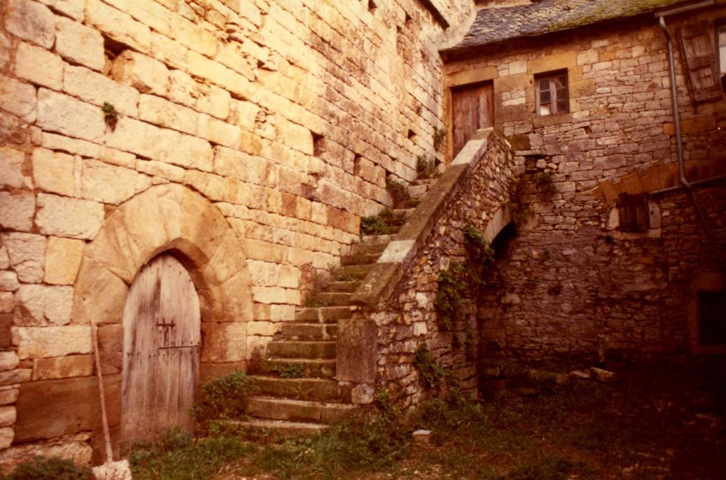 cour intérieure, corps de logis, façades sud et ouest, vue partielle