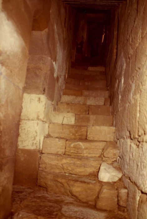 donjon, escalier intérieur