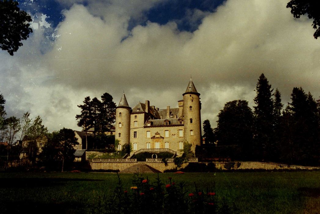 vue générale du château dans son environnement depuis le Sud