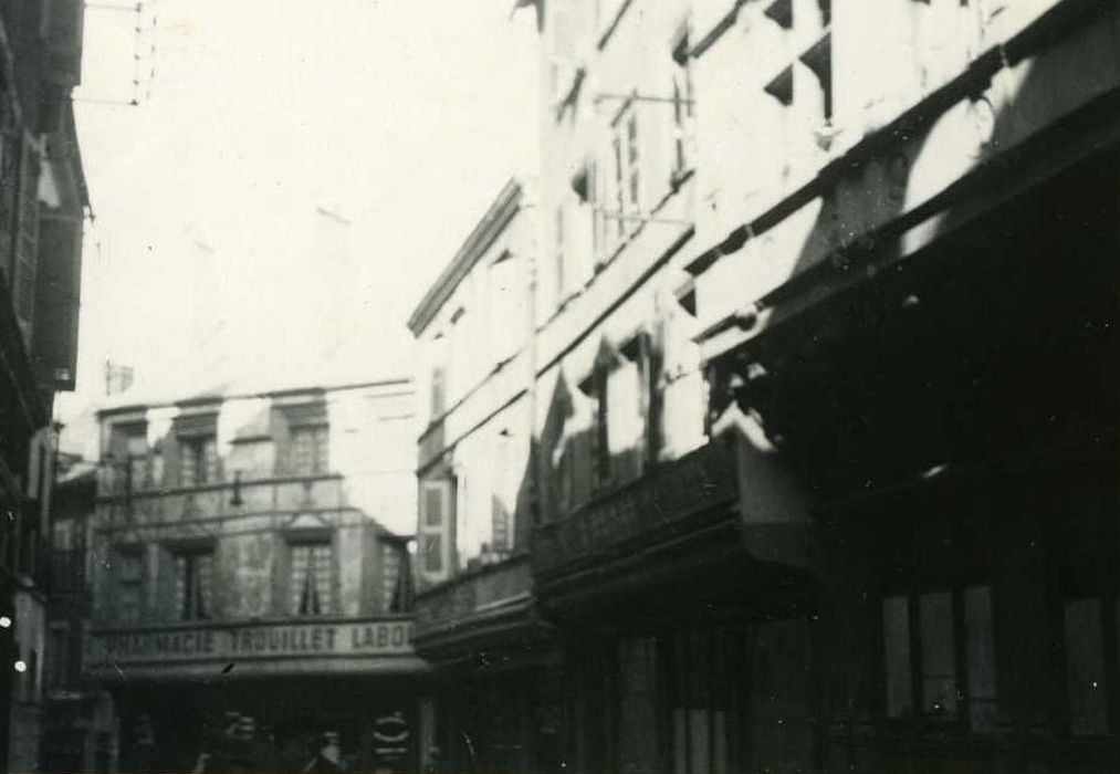 façades sur rue, vue partielle