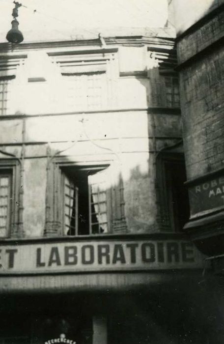 façades sur rue, vue partielle