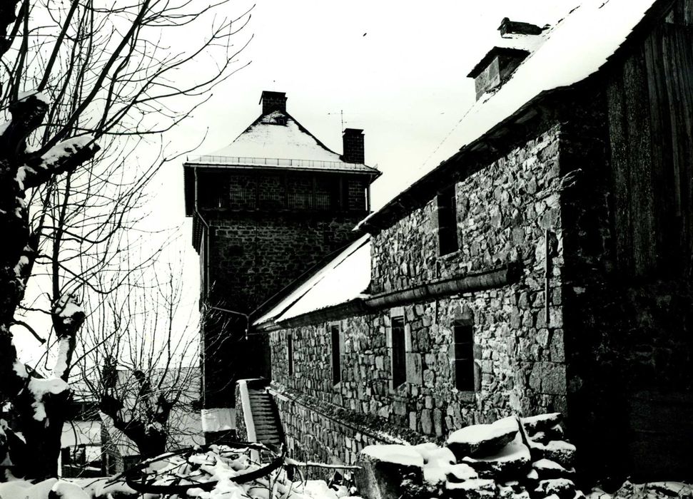 façade nord de la tour et façade est du grenier, vue générale